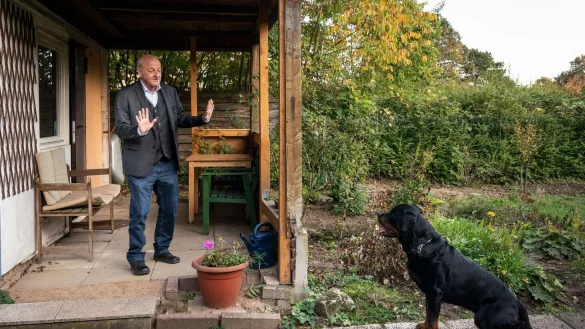 Wilsberg (Leonard Lansink) st&ouml;&szlig;t bei seinen Ermittlungen auf unerwartete Hindernisse. - &copy; Thomas Kost/ZDF/dpa