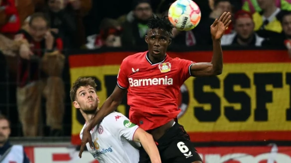 Leverkusens Odilon Kossounou (r) und Anton Stach von Mainz k&auml;mpfen um den Ball. - &copy; Federico Gambarini/dpa