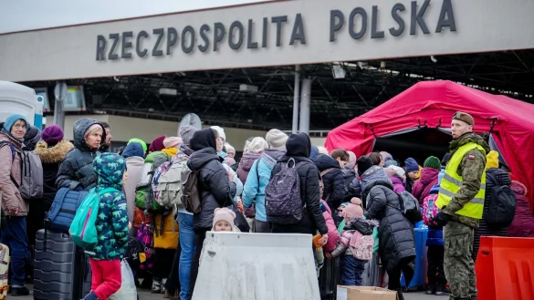 Gefl&uuml;chtete warten Anfang M&auml;rz 2022 an der ukrainisch-polnischen Grenze am &Uuml;bergang in Korczowa auf ihre Einreise nach Polen. - &copy; Kay Nietfeld/dpa