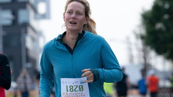 Juliane (Anna Schudt) erl&auml;uft sich beim Hamburger Herbstlauf ihren ersten eigenen Erfolg nach dem Suizid ihres Lebensgef&auml;hrten. - &copy; Marion von Der Mehden/ZDF/dpa