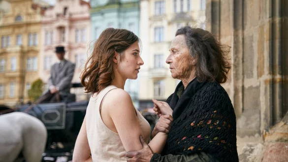 Norah Richter (Deleila Piasko) wird von der Bettlerin Dorothea Lechner (Elisabeth Rath) fest am Arm gepackt. - © Tomas Mikule/ZDF/dpa