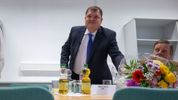 Blumen für den neuen Bürgermeister von Raguhn-Jeßnitz: Hannes Loth von der AfD. - © Hendrik Schmidt/dpa