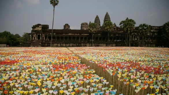 Ein Meer aus Origami-Herzen steht vor der ber&uuml;hmten Tempelanlage Angkor Wat. - &copy; Uncredited/XinHua/dpa