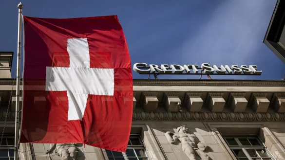 &laquo;Alle haben Angst vor dem Kollaps&raquo;: Die Flagge der Schweiz weht neben dem Logo der Schweizer Bank Credit Suisse in Luzern. - &copy; Michael Buholzer/KEYSTONE/dpa