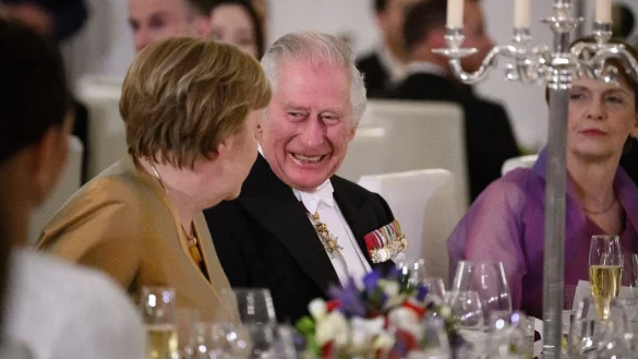 K&ouml;nig Charles III. und Angela Merkel, Bundeskanzlerin a.D., plaudern beim Staatsbankett am Mittwoch. - &copy; Bernd von Jutrczenka/dpa Pool/dpa