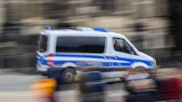 Ein Einsatzwagen der Polizei f&auml;hrt durch eine Stadt. - &copy; Robert Michael/dpa/Symbolbild
