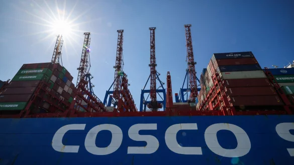 Der chinesische Staatskonzern Cosco darf 24,99 Prozent am Terminal Tollerort im Hamburger Hafen erwerben. - &copy; Christian Charisius/dpa