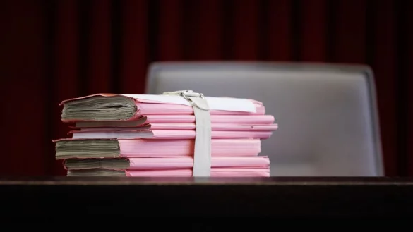 Prozessakten liegen im Schwurgerichtssaal 205 im Landgericht Paderborn, wo &uuml;ber eine Sicherungsverwahrung f&uuml;r Wilfried W. entschieden wird. - &copy; Friso Gentsch/dpa