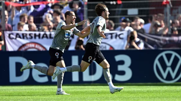 Viktoria K&ouml;lns gegen Werder Bremen: David Philipp (r). - &copy; Federico Gambarini/dpa