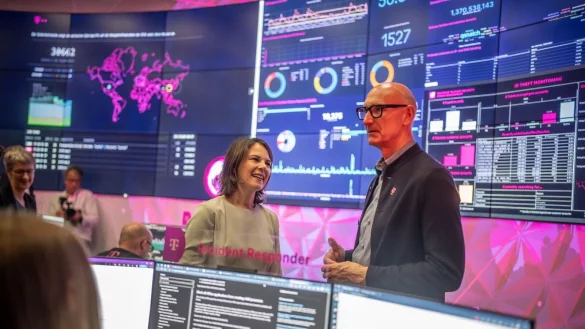 Au&szlig;enministerin Baerbock besucht das Cyberabwehrzentrum der Deutschen Telekom. - &copy; Michael Kappeler/dpa