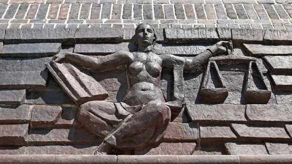 Blick auf die Justitia &uuml;ber dem Eingang eines Landgerichts. - &copy; Hendrik Schmidt/dpa-Zentralbild/dpa/Symbolbild