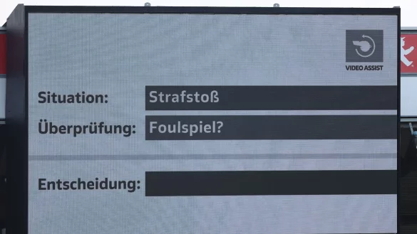Der Videobeweis sorgt im Fu&szlig;ball weiter f&uuml;r Diskussionen. - &copy; Andreas Gora/dpa
