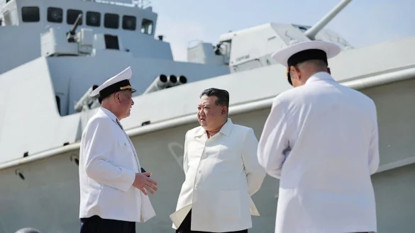 Nordkoreas Kim Jong Un beim Besuch einer Marine-Einheit. - © Uncredited/KCNA/KNS/dpa