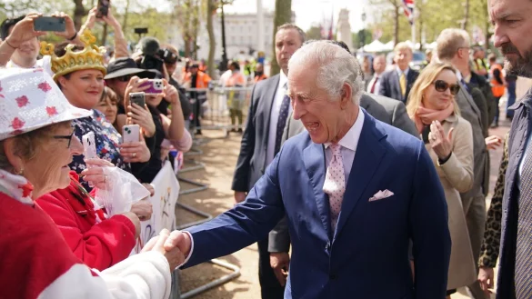 K&ouml;nig Charles III. am Tag vor seiner Kr&ouml;nung vor dem Buckingham Palast. - &copy; James Manning/PA Wire/dpa