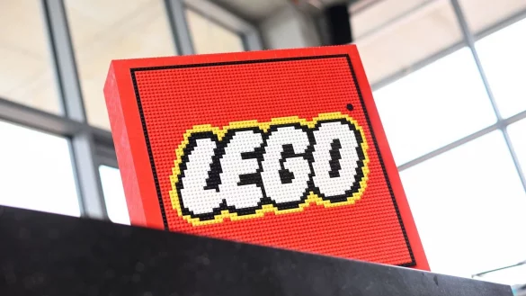 Das aus Lego-Steinen gebaute Logo des dänischen Bauklötzchen-Riesen. - © Tobias Hase/dpa