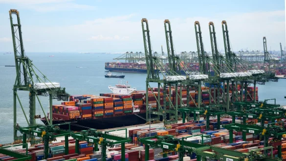 Container werden auf dem Gel&auml;nde des Hafenbetreibers, der Port of Singapore Authority (PSA), im Hafen von Singapur verladen. - &copy; Bernd von Jutrczenka/dpa