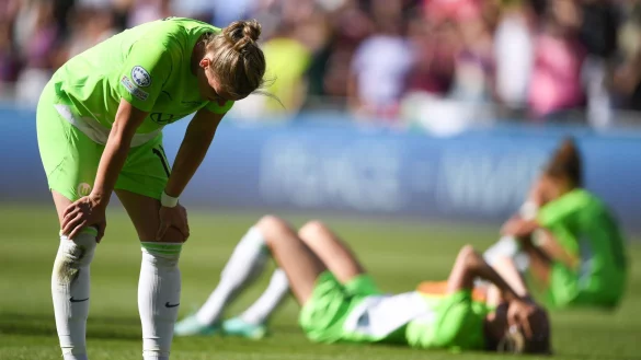 Die Wölfinnen um Alexandra Popp (l) mussten sich trotz einer 2:0-Führung geschlagen geben. - © Swen Pförtner/dpa