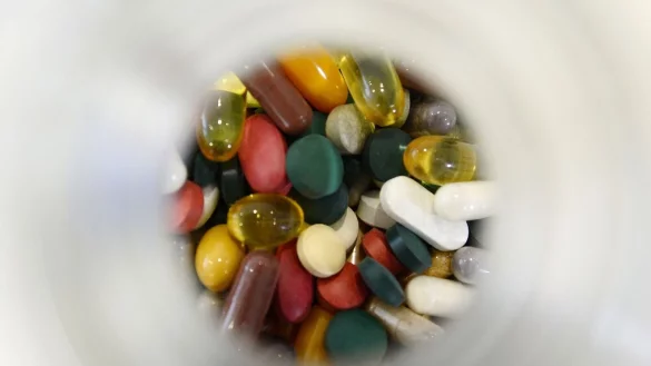 Das Angebot an Nahrungserg&auml;nzungsmitteln ist gro&szlig;. 17 Pr&auml;parate, die sich an M&auml;nner richten, hat die Stiftung Warentest untersucht. - &copy; Franziska Kraufmann/dpa/dpa-tmn