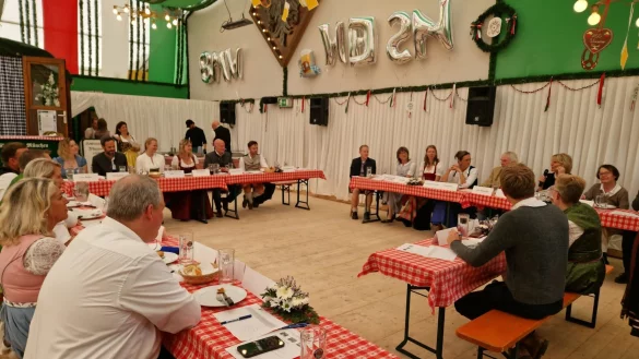 Die Wurstprüfungskommission prüft den Geschmack von Schweinswürsten. - © -/Kreisverwaltungsreferat München/dpa