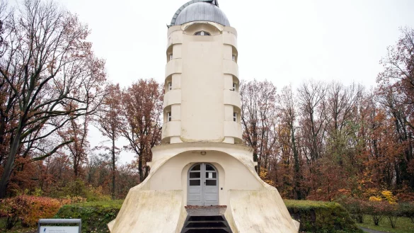 Der Einsteinturm in Potsdam «wird jetzt wieder 20 bis 30 Jahre halten.» - © Soeren Stache/dpa-Zentralbild/dpa
