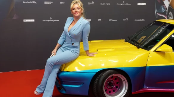 Die Schauspielerin Evelyn Burdecki kommt zu Premiere des Films &laquo;Manta Manta - Zwoter Teil&raquo;. - &copy; Henning Kaiser/dpa