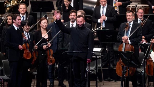 Chefdirigent Kirill Petrenko (m) mit den Berliner Philharmonikern in der Waldbühne in Berlin. - © Fabian Sommer/dpa