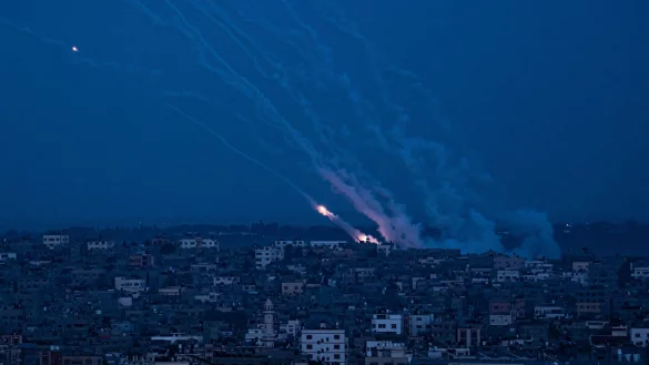 Raketen werden aus dem Gazastreifen in Richtung Israel abgefeuert. - &copy; Fatima Shbair/AP/dpa