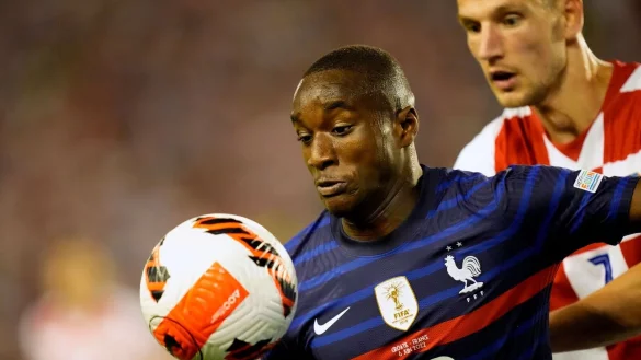 Moussa Diaby (l) aus Frankreich gegen Josip Brekalo aus Kroatien. - &copy; Darko Bandic/AP/dpa