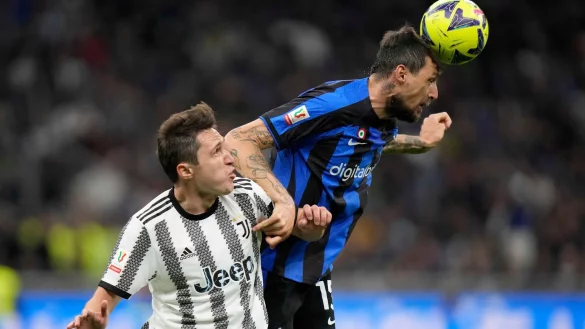 Francesco Acerbi (r) setzte sich mit Inter Mailand gegen Federico Chiesa und Juventus Turin durch. - © Luca Bruno/AP/dpa