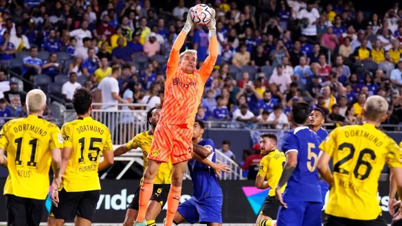 Dortmunds Keeper Alexander Meyer f&auml;ngt im Testspiel gegen den FC Chelsea eine Flanke ab. - &copy; Nam Y. Huh/AP