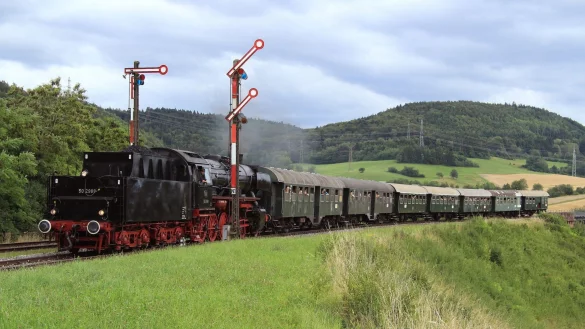 Unter Dampf: Bei dieser Fahrt schiebt die Dampflok aus den 1940er-Jahren die Waggons. - &copy; Bernd F. Meier/dpa-tmn