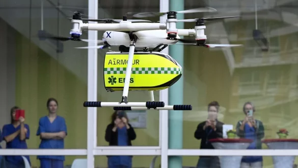 Eine unbemannte Drohne landet w&auml;hrend einer Demonstration auf dem Gel&auml;nde der Pathologie am Klinikum Kassel. - &copy; Uwe Zucchi/dpa