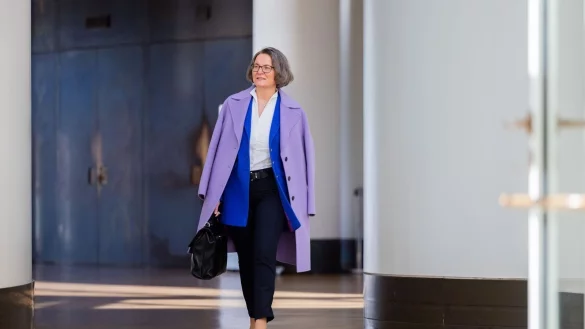 Ina Scharrenbach (CDU), Bau- und Kommunalministerin von Nordrhein-Westfalen, kommt als Zeugin zum Untersuchungsausschuss "Hochwasserkatastrophe" in den Landtag. - &copy; Rolf Vennenbernd/dpa
