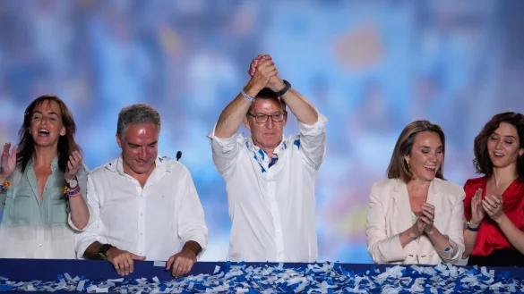 PP-Spitzenkandiat Alberto N&uacute;&ntilde;ez Feij&oacute;o wendet sich nach den Parlamentswahlen an seine Anh&auml;nger vor der Parteizentrale in Madrid. - &copy; Manu Fernandez/AP