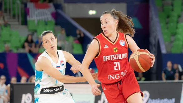 Deutschlands Svenja Brunckhorst (r) zieht gegen Sloweniens Teja Oblak zum Korb. - &copy; Lucas Kr&ouml;ger/DBB/dpa