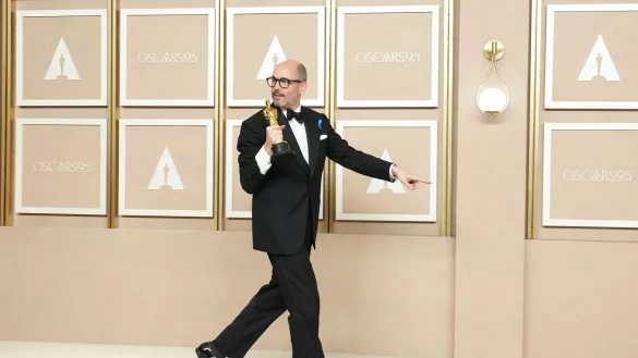 Edward Berger h&auml;lt seinen Oscar ganz fest. - &copy; Jordan Strauss/Invision/AP