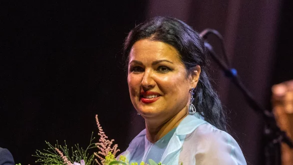 Die russische Opernsopranistin Anna Netrebko steht im Innenhof des F&uuml;rstenschlosses St. Emmeram in Regensburg auf der B&uuml;hne (2022). - &copy; Armin Weigel/dpa