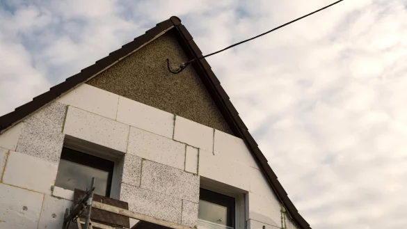 Ein Haus aus den 1930er-Jahren wird mit Styroporplatten auf der Au&szlig;enwand ged&auml;mmt. - &copy; Sebastian Gollnow/dpa