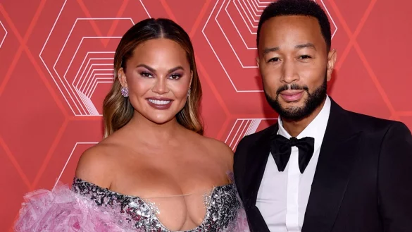 Das US-Model Chrissy Teigen (l) und der Musiker John Legend bei den 74. Tony Awards. In einem Podcast geben die beides Intimes preis. - &copy; Evan Agostini/Invision via AP/dpa