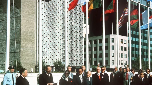 UN-Generalsekret&auml;r Kurt Waldheim (3.v.l.) h&auml;lt am 19. September 1973 w&auml;hrend der Flaggenzeremonie eine Begr&uuml;&szlig;ungsrede vor dem UN-Geb&auml;ude in New York. - &copy; picture alliance / dpa