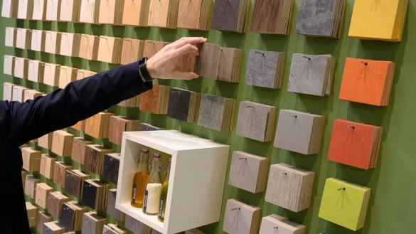 Fu&szlig;b&ouml;den gibt es nat&uuml;rlich in allen Farben. Im Kommen sind laut Trendexperten aber insbesondere dunkelbraune bis schwarze Bel&auml;ge (Archivbild von der Domotex 2020). - &copy; Deutsche Messe AG/dpa-tmn