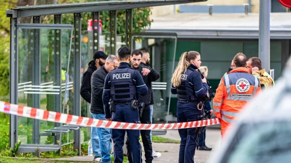 Einsatzkräfte der Polizei sichern Spuren am Tatort, wo ein Mann mit einer lebensbedrohlichen Schussverletzung gefunden wurde. - © Markus Klümper/dpa