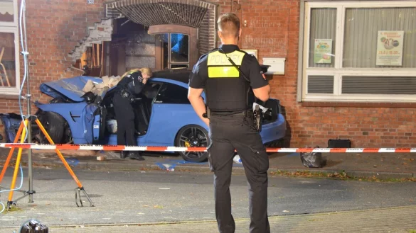 Ein Auto ist in Melsum im Landkreis Stade in eine Hauswand geprallt. - © Polizeiinspektion Stade/dpa