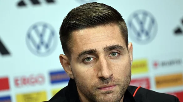 Belgiens Torwart Koen Casteels bei einer Pressekonferenz. - © Federico Gambarini/dpa