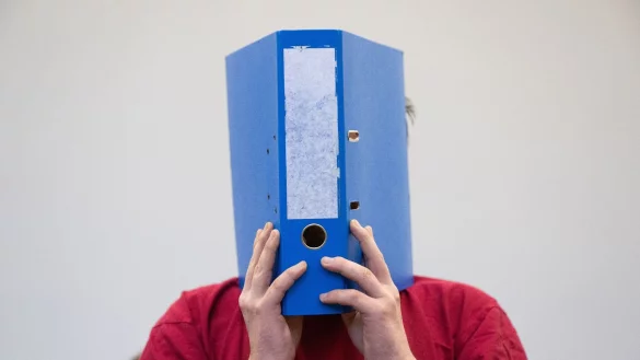 Der Angeklagte ermordete die Schülerin Ayleen. - © Boris Roessler/dpa