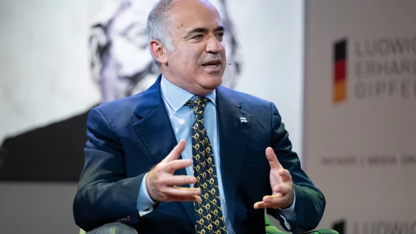 &laquo;Ich habe keine Probleme damit, mir vorzustellen, dass der KGB Fake-Events kreiert, um die Wut der Bev&ouml;lkerung zu wecken&raquo;, sagt der russische Regierungskritiker Garri Kasparow - mit Blick auf den Drohnen-Vorfall am Kreml glaubt er aber nicht an eine Inszenierung. - &copy; Sven Hoppe/dpa