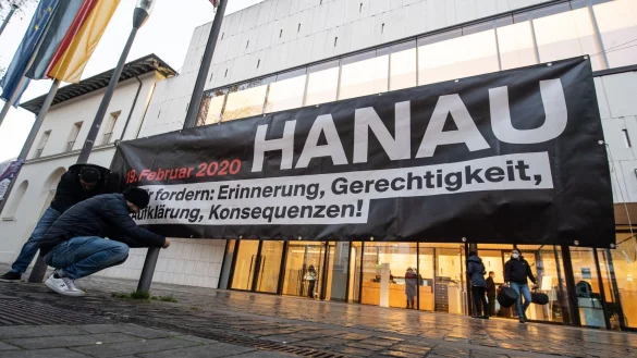 Ein Banner vor dem Landtag in Wiesbaden: &laquo;Hanau: Wir fordern: Erinnerung, Gerechtigkeit, Aufkl&auml;rung, Konsequenzen&raquo; (Archivbild). - &copy; Boris Roessler/dpa