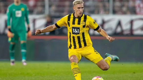 Nico Schlotterbeck von Borussia Dortmund spielt den Ball. - &copy; Andreas Gora/Deutsche Presse-Agentur GmbH/dpa/Archivbild