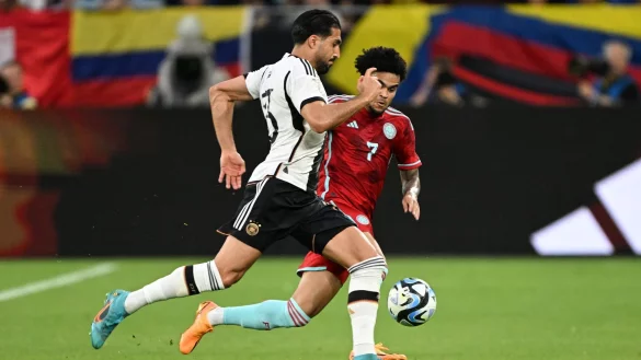 Nationalspieler Emre Can (l) w&uuml;nscht sich eine Viererkette. - &copy; Federico Gambarini/dpa