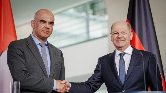 Bundeskanzler Olaf Scholz (r, SPD) und Alain Berset, Bundespr&auml;sident der Schweizerischen Eidgenossenschaft, geben im Bundeskanzleramt eine Pressekonferenz. - &copy; Kay Nietfeld/dpa